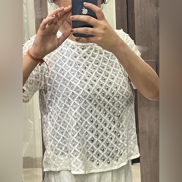 Vero moda top white in colour with studs - Picture 2 of 6